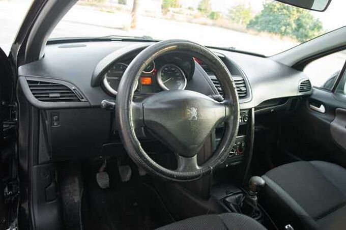 Peugeot 207 1.4i Urban 75