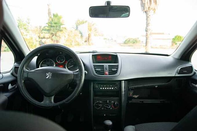 Peugeot 207 1.4i Urban 75